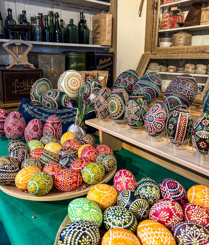 Künstlerinnen und Künstler aus Brandenburg, Sachsen und Berlinpräsentierten zur Lübbenauer Ostereiermesse Sorbische Ostereier im Spreewaldmuseum